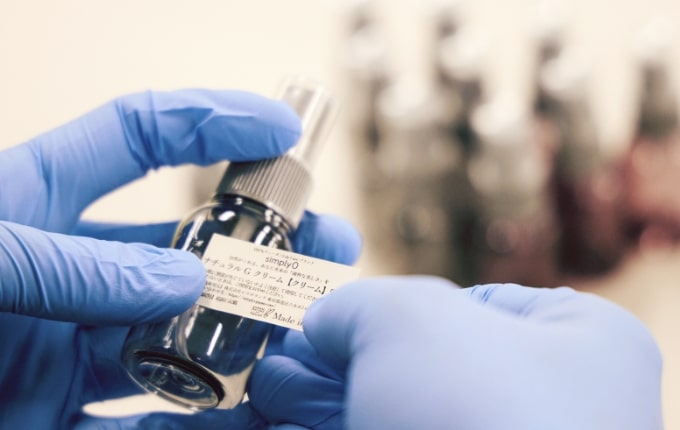 化粧品の日本語表記ラベル貼り